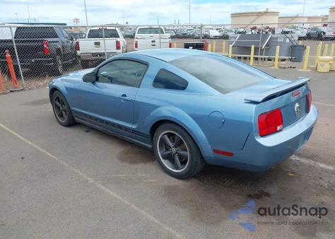 2005 Ford Mustang V6 Deluxe/V6 Premium z USA, uszkodzony, nr VIN 1ZVFT80N355233003